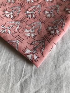 Tela de Algodón Estampada a Mano con Base Color Durazno y Motivos Florales Estilizados |   Textil con Motivos Tradicionales Indios - Product Image 2