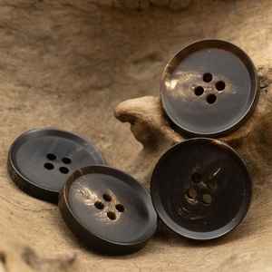 Boutons en corne de buffle véritable faits à la main, style animal, noir café, 4 trous, boutons de costume pour homme de haute qualité, vente en gros - Product Image 2