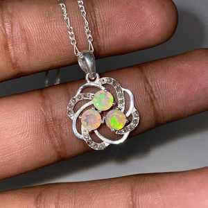 Pendentif en argent sterling 925 opale éthiopienne naturelle Vintage coupe laiton à facettes pierres précieuses cristal de feu multi enfants chrétiens - Product Image 1