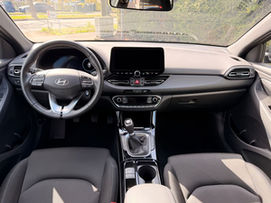 Hyundai i30 2025 USADO, 1.0L, Potencia 74kW (101hp), 3 Cilindros, 4x2, Combustible Gasolina, Euro6e, Tracción Delantera, Transmisión Automática, Volante a la Izquierda - Product Image 2