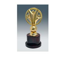 Trophée en métal artistique hautement poli avec détails artisanaux idéal pour reconnaître les champions dans les grands tournois