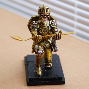 รูปปั้นเรซิ่นรูปอัศวินยุคกลางสไตล์วินเทจ วางบนโต๊ะ ใช้เป็นที่ใส่ปากกาหรือที่แขวนแว่นตา - Product Image 5