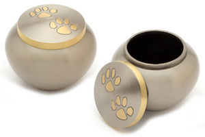 Meilleure vente Urne pour cendres d'animaux de compagnie Urnes avec empreintes de pattes pour animaux Taille métallique Personnalisable Vente en gros Fournitures funéraires d'Inde - Product Image 4