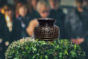 Elegante urna de cremación con diseño floral, recuerdo conmemorativo decorativo y funcional para cenizas humanas - Product Image 5