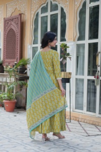 Robe Anarkali classique à la demande avec Dupatta élégant et décolleté détaillé pour les rassemblements religieux et les fonctions familiales - Product Image 4