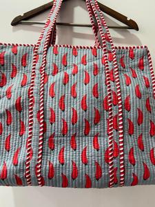 Bolsa de Mano Grande Acolchada Gris para Viaje o Uso Diario, Bordada con Hojas Rojas, de Algodón, con Cierre de Cremallera, Abierta, con Cadenas Modernas - Product Image 2