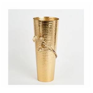 Vases en métal au design tendance avec des designs innovants et une finition polie dorée pour une décoration intérieure à la mode et élégante - Product Image 1