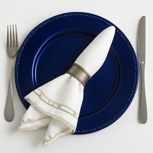 La placa del cargador de metal con acabado dorado martillado con servilletero gratis mejora la configuración de su comedor con elegancia y sofisticación - Product Image 5