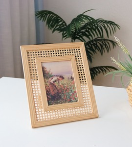 Cadre en rotin durable fabriqué à la main en Inde pour le salon ou le bureau et la chambre à coucher disponibles à la vente - Product Image 2