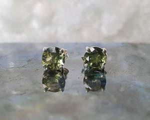 Moldavite Twin Stars Stud Boucles d'oreilles 5mm Facettes Naturel Or Blanc Lunette Réglage Style Tendance pour Anniversaire Fête Cadeau - Product Image 1