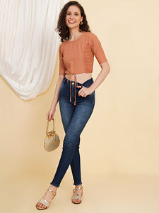 Blusa de algodón roja con estampado en zigzag, cuello redondo y mangas cortas, diseñada para un ajuste relajado y regular, talla L-XL, para uso diario. - Product Image 1