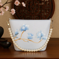 Sac à bandoulière de luxe fait main en soie 100% avec broderie Su et perles |   Art oriental, Silkvivre Square, décoration d'intérieur, de Shanghai, Chine