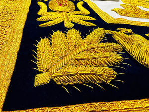 Delantal Masónico de Lujo Bordado a Mano, Piel de Cordero Premium, Regalia Personalizable con Logotipo y Diseño de Logia - Product Image 5