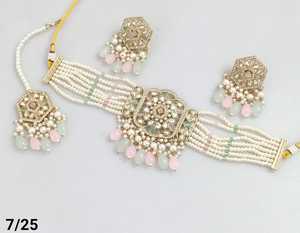 Collier ras du cou indien avec boucles d'oreilles et Mangtika pour femme Design de fleurs superbe zircon cubique fabriqué à la main - Product Image 4