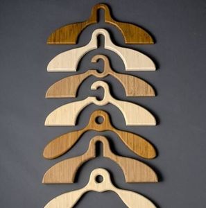 Colgador de ropa de madera maciza Natural elegante 2025, muescas antideslizantes, barra de pantalones de Metal, calidad Premium para la perfección del armario - Product Image 5