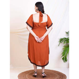 Deebaco Robe décontractée en mousseline de soie pour femme, grande taille, orange, col licou, avec manches courtes et bordure en dentelle, longueur genou - Product Image 4