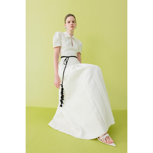 Vestido de mujer con silueta de línea A en blanco y negro con abertura frontal mangas hinchadas VESTIDO MIDI DE SATÉN Etiqueta personalizada WHITE ANT Vietnam - Product Image 1