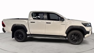 Toyota Hilux 2024 à vendre – Transmission automatique, moteur essence 4.1-6L, sièges en cuir, toit ouvrant, phares LED - Product Image 3