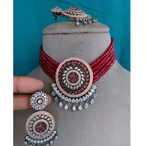 Conjunto de Gargantilla y Aretes con Acabado de Precisión de Diseñador, Estilo Premium, Pulido Plateado, Aspecto de Perlas CZ, Colección para Fiestas y Bodas para Mujer - Product Image 1