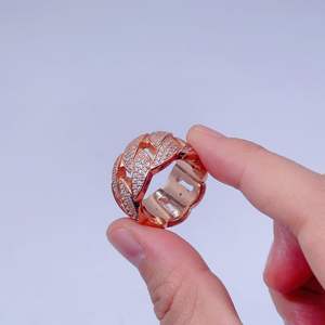 Anillo de Compromiso con Diamante Cultivado en Laboratorio, Diseño Redondo y Elegante para Hombre - Product Image 3