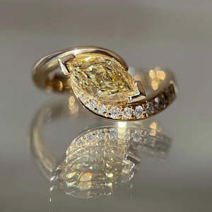 Anello di fidanzamento con diamante marquise giallo fantasia da 1,30 carati, coltivato in laboratorio, con montatura a pavé bypass, certificato IGI, stile Rapture - Product Image 1