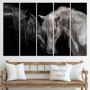 Lienzo con estampado de caballo en blanco y negro: decoración elegante para casa de campo, juego de 5 lienzos - Product Image 1