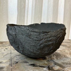 Cuenco decorativo de Metal hecho a mano, bandeja central, mesa elegante, acento para el hogar, cocina, comedor, sala de estar o decoración de eventos - Product Image 1