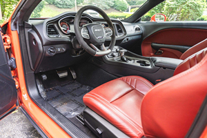 Véhicule d'occasion propre 2024, faible kilométrage, transmission automatique, sièges en cuir, sans accident, en parfait état, prêt à être expédié. - Product Image 5