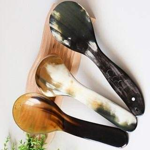 Cuchara para Ensalada Premium Hecha a Mano con Cuerno de Búfalo Natural, Ligeramente Curvada, Agarre Cómodo, Acabado Pulido para un Toque Personalizado - Product Image 3