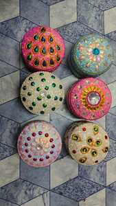 Pastillero de plástico lacado multicolor de varios tamaños y formas para obsequios de boda en material de latón - Product Image 2