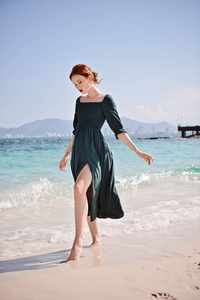 Robe mi-longue en lin bio pour femmes, confortable et élégante, design à épaules dénudées, vêtements d'été lavables. - Product Image 5