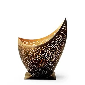 Portavelas de metal dorado con forma cilíndrica creativa - Product Image 4