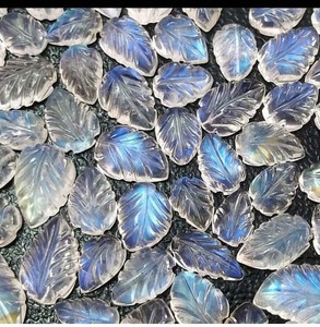 Cabochon en pierre de lune arc-en-ciel naturelle sculpté en forme de feuille pour la fabrication de bijoux en gros - Product Image 1