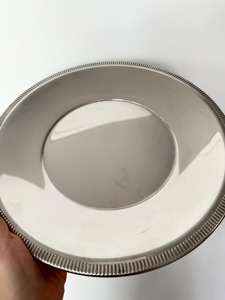 Bandeja de servicio de acero pulido con espejo redondo diseñada para hogares modernos, restaurantes y necesidades de hospitalidad al por mayor de India - Product Image 3