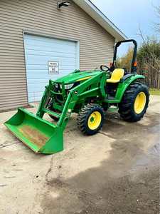Tractor John Deere 4066M Sólido con Cargador Frontal 4x4, Motor Diésel de 66 HP, Caja de Cambios, Bomba - Alemania, 1710 kg, 100 Horas - Product Image 3