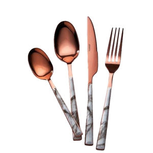 Ensemble de couverts élégant en acier inoxydable et cuivre avec poignée tressée, parfait pour les mariages et la décoration de salle à manger élégante - Product Image 4