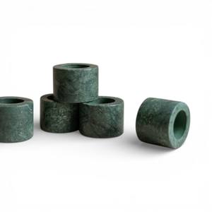 Anillos para Servilletas de Mármol Verde Oscuro Envueltos con Cinta de Terciopelo para una Presentación Festiva de Mesa de Lujo Única - Product Image 6