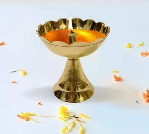Diya d'huile en laiton pur le plus vendu pour les articles décoratifs Diwali disponibles au prix d'exportation du fabricant indien. - Product Image 1