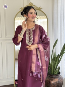 Increíble hermoso rayón de viscosa con bordado Kurti Pant y Dupatta mujer fabricante de moda y exportador a la tarifa más baja - Product Image 4