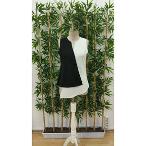 เสื้อเบลาส์ผ้าเครปคอวีแขนกุดสีบล็อคสำหรับผู้หญิง รุ่น 35296 - สีดำ - Product Image 6