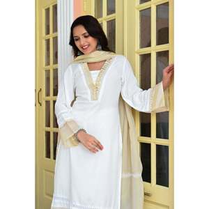 Kurta en mousseline blanc et or avec encolure en dentelle fantaisie, dupatta en organza et pantalon - Product Image 5