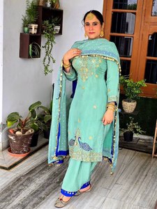 ชุด kurta อินเดียสำหรับผู้หญิงที่มีกางเกงพาลาซโซและ dupatta ที่มีการปักด้วยมือเหมาะสำหรับฟังก์ชั่นชาติพันธุ์และสวมใส่ในงานปาร์ตี้ - Product Image 3