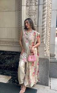 Nouvel ensemble de salwar kameez traditionnel de créateur avec haut en crêpe naturel pur et palazzo farshi et dupatta imprimé pour les fêtes et les mariages - Product Image 4