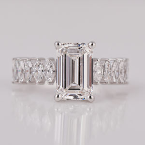 Anillo de compromiso de corte esmeralda de lujo 14KT oro sólido IGI certificado corte laboratorio cultivado diamante elegante anillos finos personalizados boda perfecta - Product Image 1