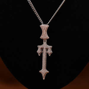 จี้เพชรโมอิสซาไนต์รูปดาบไขว้แบบกำหนดเอง เงินแท้ 925 ประดับเพชรเต็มตัว สไตล์ฮิปฮอป ของขวัญสำหรับเขาในงานปาร์ตี้ - Product Image 1