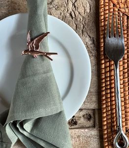 Rond de serviette en métal martelé fait à la main de designer adapté aux mariages rustiques en plein air dîners de ferme ou fêtes décontractées - Product Image 5