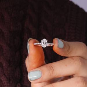 Bague de fiançailles personnalisée en or jaune 10k 14k 18k avec diamant de laboratoire créé VVS CVD certifié GIA IGI, taille Radiant, pavé - Product Image 4