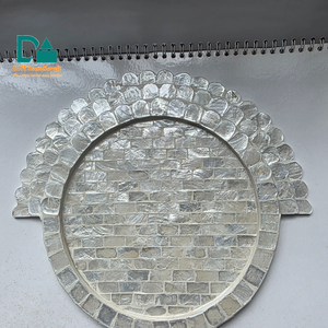 Assiette de présentation en coquillage naturel nacre et rotin, style zen asiatique fait main, taille et couleur personnalisables, décoration de table du Vietnam - Product Image 1