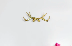 Décoration murale moderne en forme de tête de bois de cerf en or rose avec motif vertical pour les occasions d'anniversaire. - Product Image 4