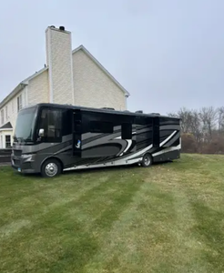 Autocaravana Moderna Grande Usada de 2019, Newmars Canyon Star 3719 Clase A con Habitación Tipo Caravana para Viajes y Campamentos - Product Image 2